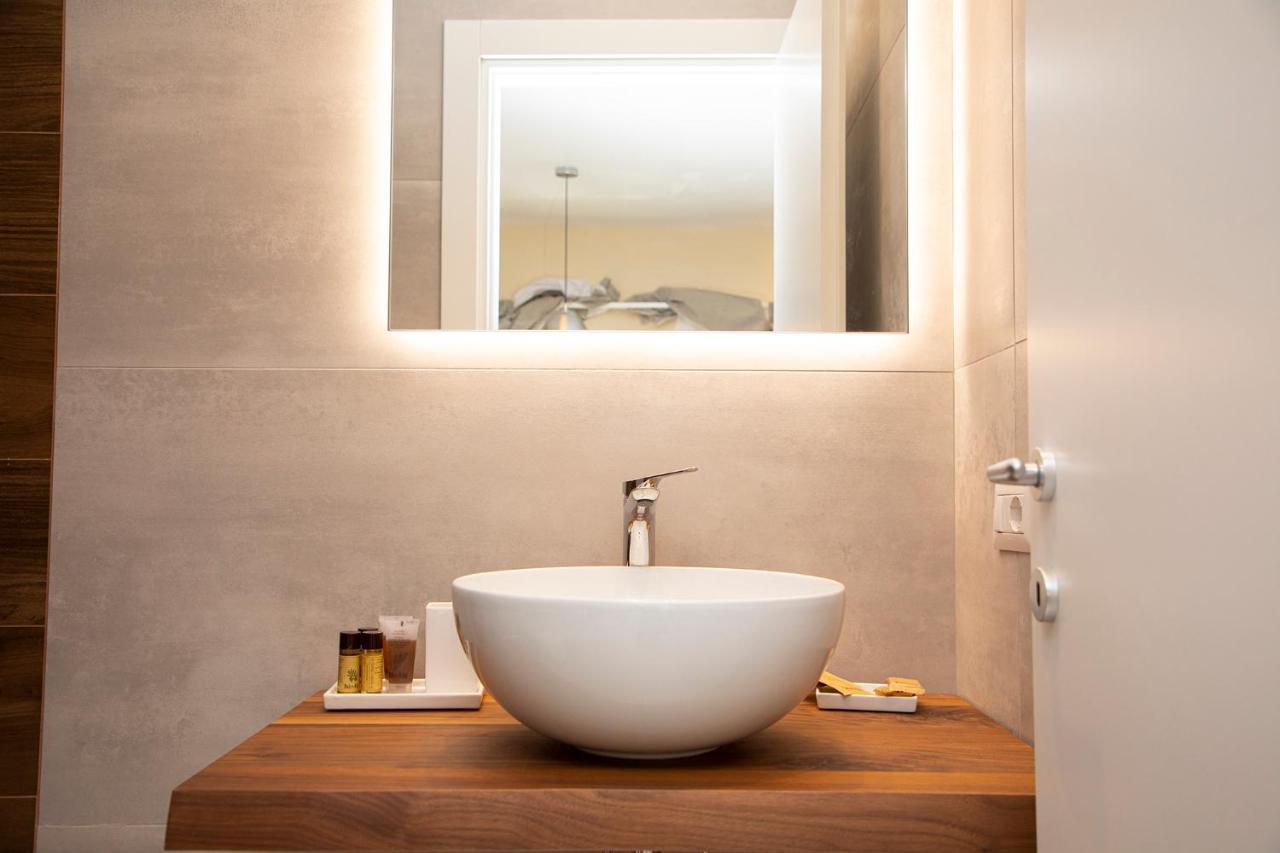 South Hands Luxury Rooms نابولي المظهر الخارجي الصورة
